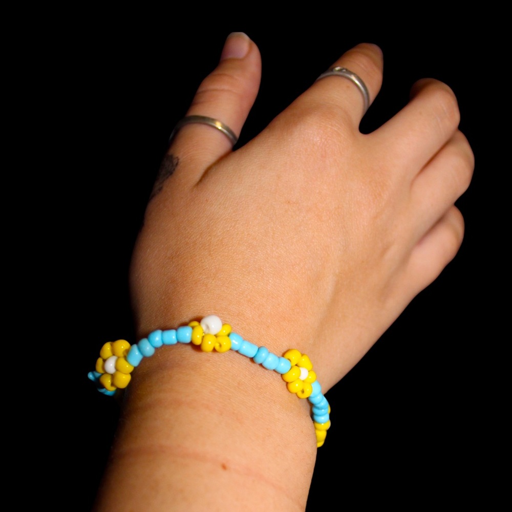 Daisy Chain Bracelet With Twisted Clasp On Stretchy String